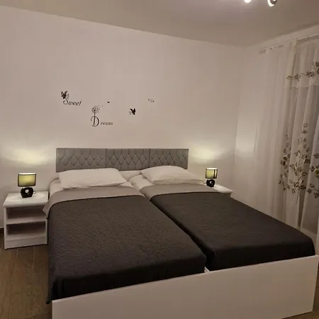 Ferienhaus Gabriela Sukošan