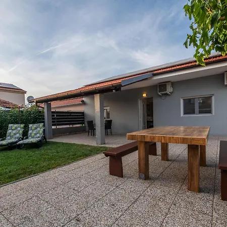 Ferienhaus Gabriela Sukošan